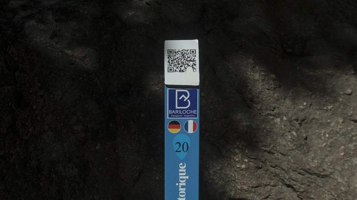 Uno de los totems que están en el centro de Bariloche. Fuente: (Twitter)