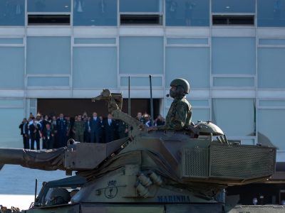 Bolsonaro y un inusual desfile militar: para la oposición, fue un acto intimidatorio en un día clave