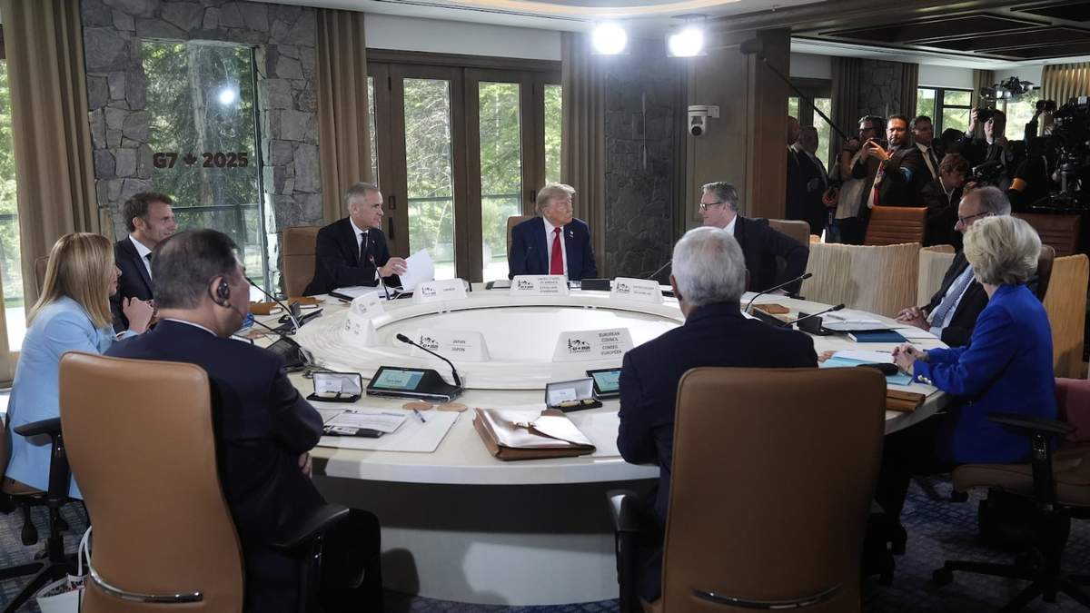 Giorgia Meloni, Emmanuel Macron, Mark Carney, Donald Trump,  Keir Starmer y Friedrich Merz en el G7
