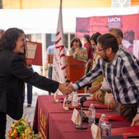 80 estudiantes de distintas licenciaturas recibieron sus títulos.