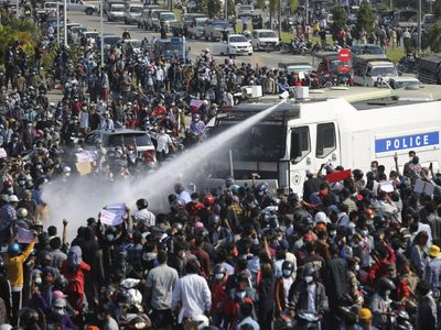 Brutal represión en Myanmar: la ley marcial ya se hace sentir