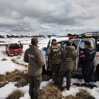 Bomberos de Villa Pehuenia rescataron a una familia en la ruta 13