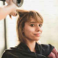 Minimalista, estructurado y con una vibra muy pop: el corte de cabello que vas a ver por todos lados