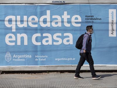 "Lo que abunda...": Alberto Fernández se metió en la polémica del uso obligatorio del barbijo