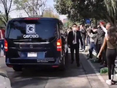 Balconean a reportero de TV Azteca que corría tras una carroza que no era la de Vicente Fernández