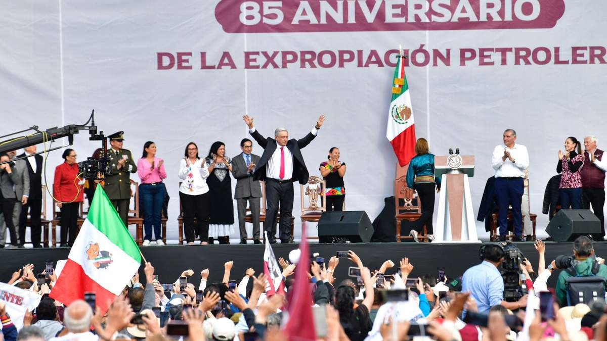 AMLO flanqueado por miembros de su gabinete y tres de los aspirantes a la presidencia