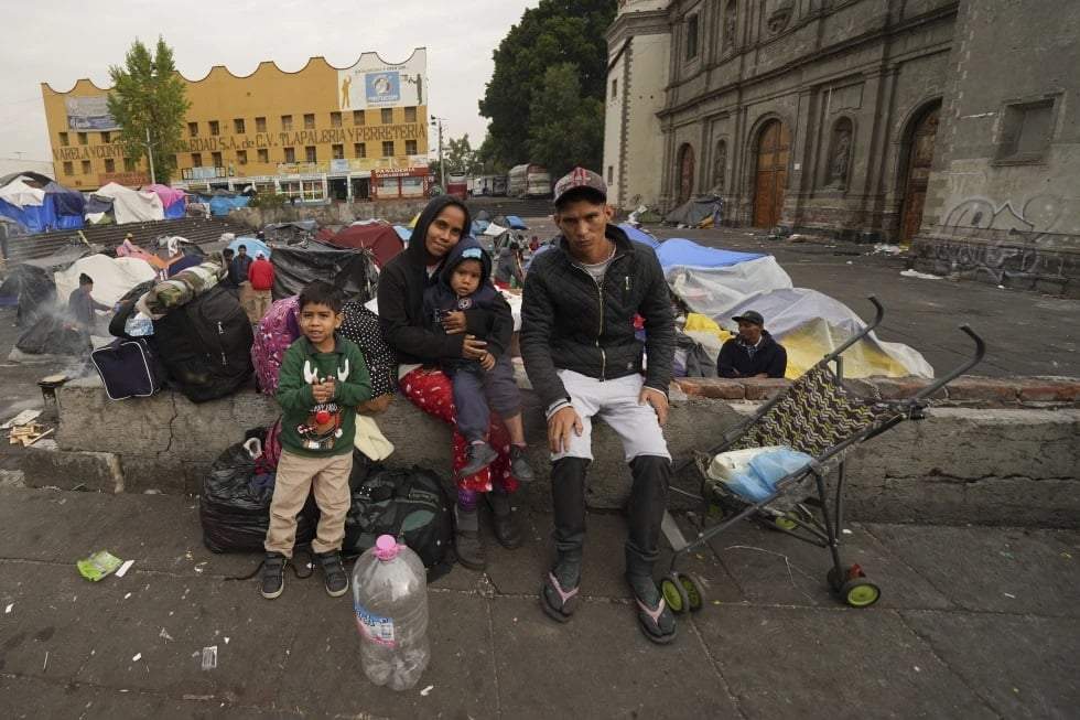 La familia Aguilar Bastida, procedente de Venezuela, afuera de la iglesia de la Santa Cruz y La Soledad, en donde algunos migrantes acampan, el martes 26 de diciembre de 2023, en la Ciudad de México