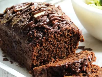 Budín de chocolate y vainilla con dátiles, sin harina ni azúcar: te sorprenderá lo rico que queda y en versión sana