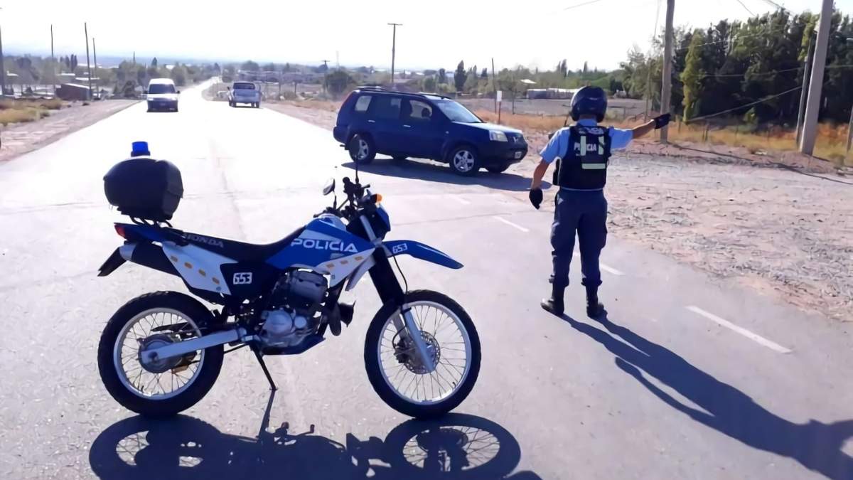 Un policía desvía el tránsito. Fuente: (Twitter)