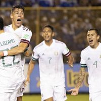 México se impone a El Salvador 2-0 pese a escenario hostil
