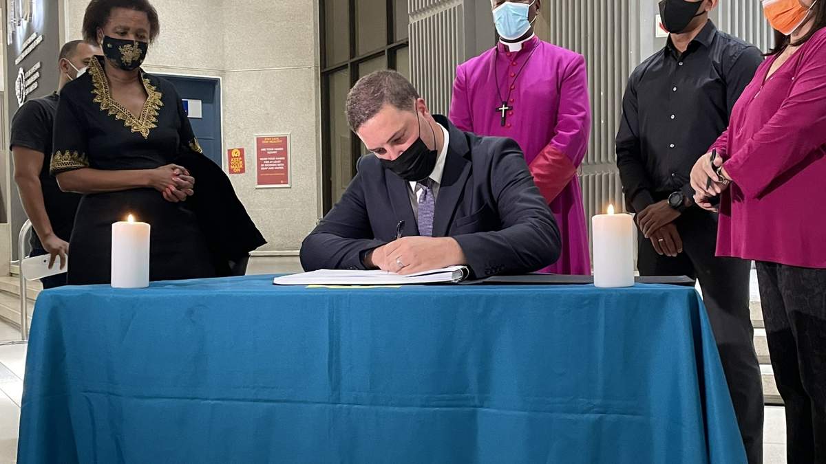 El alcalde de Ciudad del Cabo, Geordin Hill-Lewis, firma un libro de condolencias por la muerte de Desmomd Tutu
