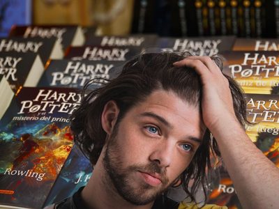 Indignante: influencer argentino usó los libros de "Harry Potter" para una excesiva broma