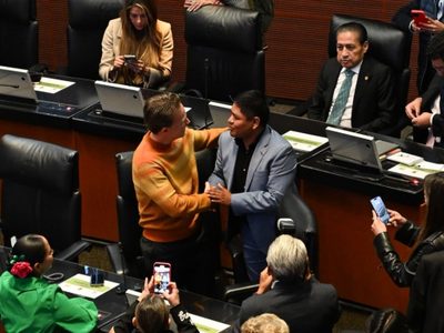 El cantante Erasmo Catarino toma protesta como senador del PVEM