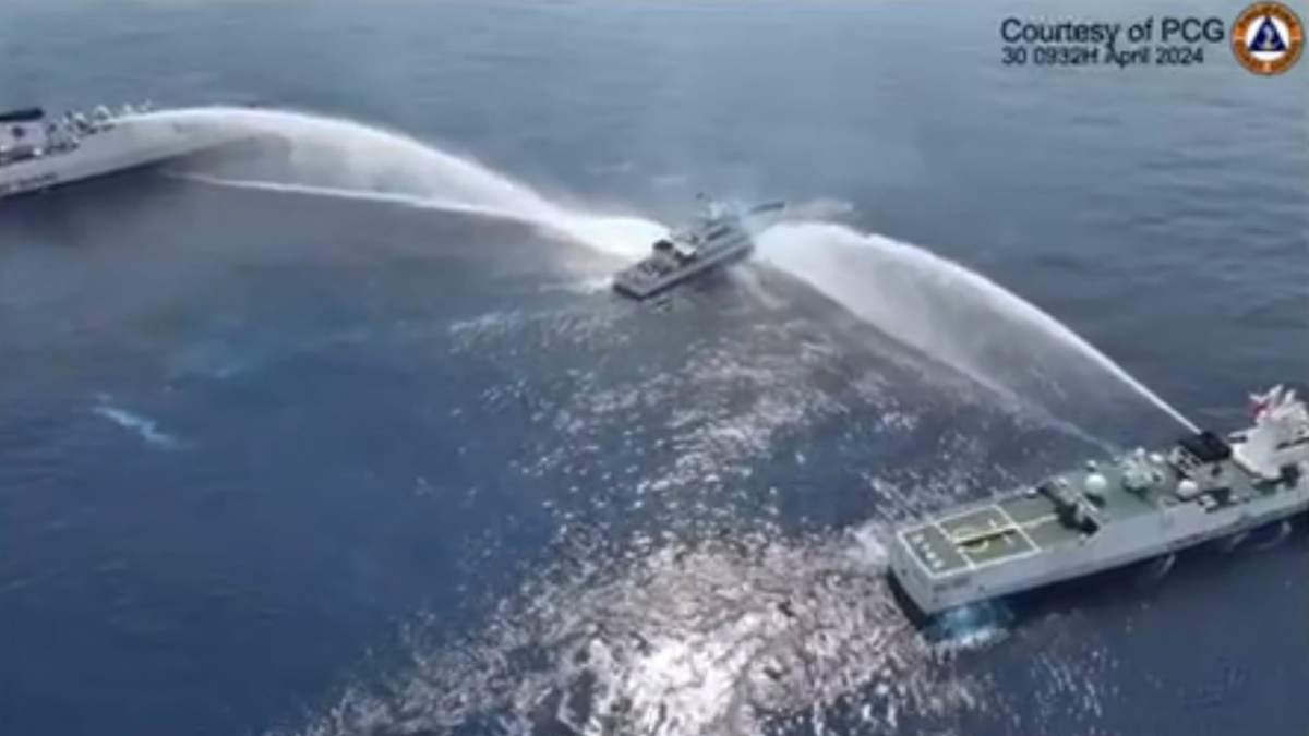 Esta foto tomada de un video entregado por la guardia costera filipina muestra a un barco de la guardia costera filipina siendo atacado con cañones de agua por barcos chinos cerca del Banco de Arena Scarborough en el Mar de China Meridional