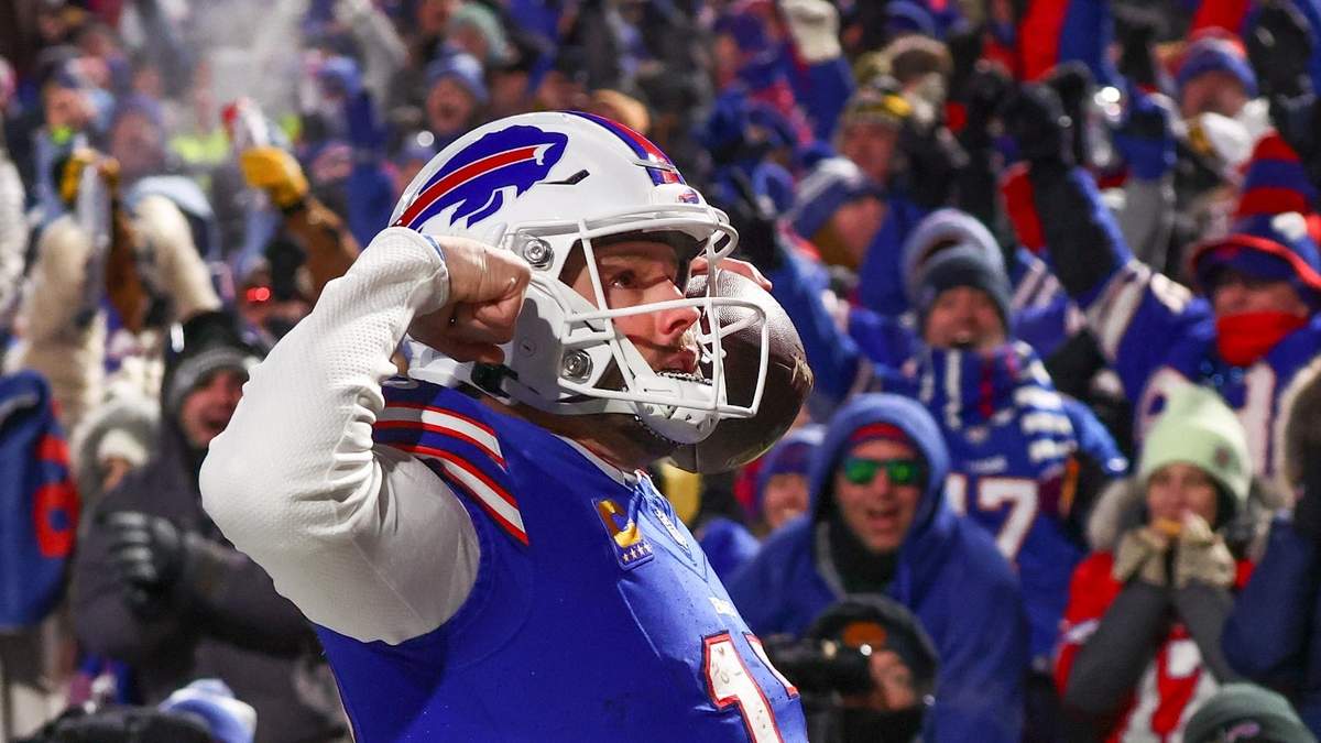 Josh Allen, quarterback de los Bills de Buffalo, celebra con los aficionados