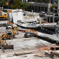 Suman seis muertos por colapso de puente en Miami