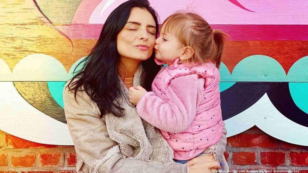 Aislinn Derbez y Kai. Fuente: (Instagram)