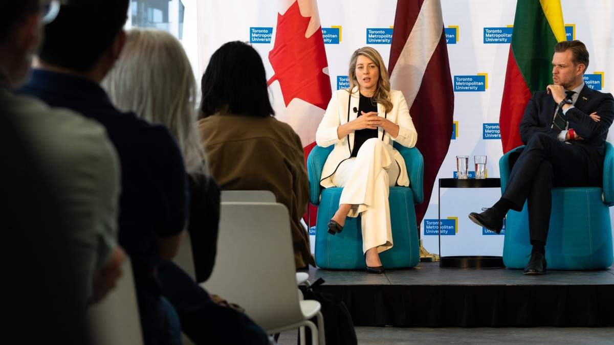 La ministra de Exteriores canadiense
