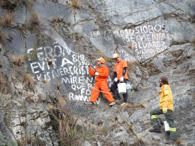 Limpiaron las pintadas en Potrerillos