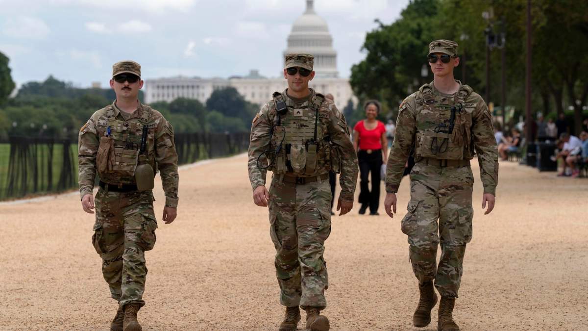 Miembros de la Guardia Nacional de Luisiana patrullan el National Mall, el domingo 24 de agosto de 2025, en Washington