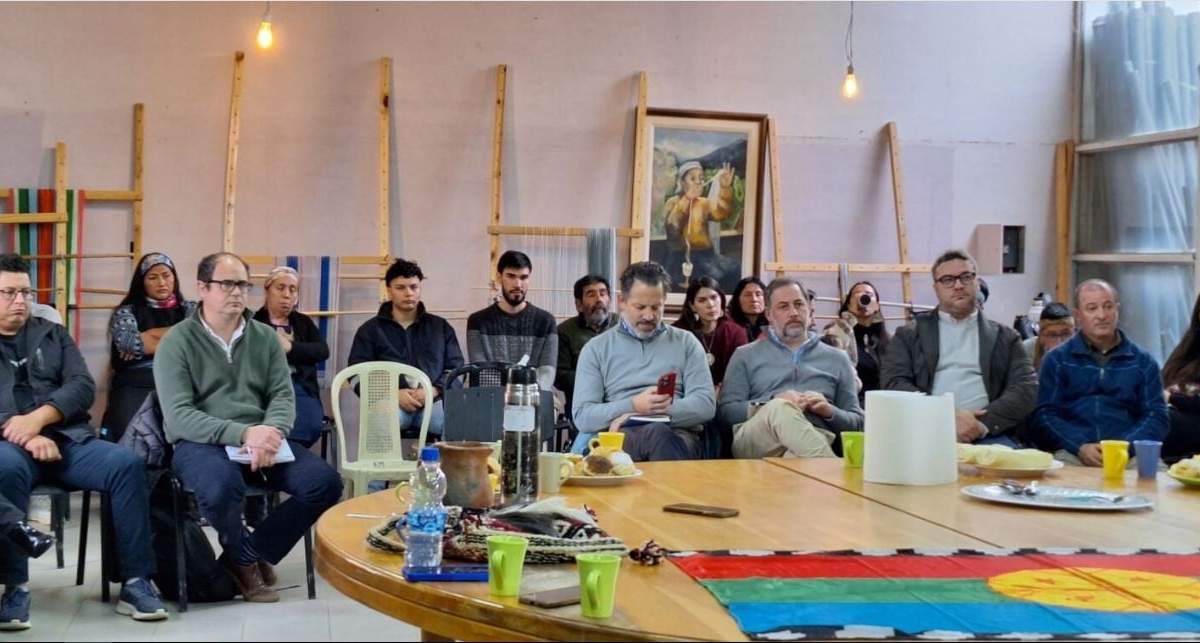 Los empresarios petroleros escucharon los reclamos de la comunidad mapuche. Fuente: (Canal 7)