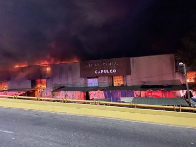 Incendio en el mercado de Acapulco consume 400 locales (Video)