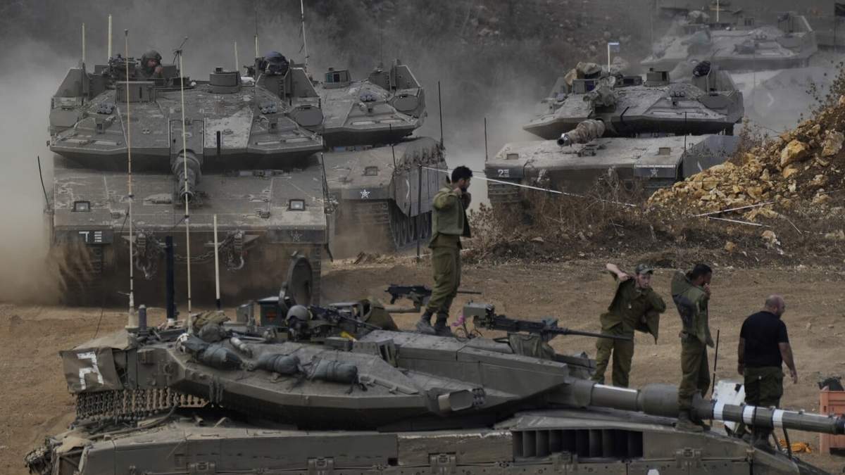 Tanques del ejército israelí maniobran en un área de preparación en el norte de Israel, cerca de la frontera entre Israel y Líbano