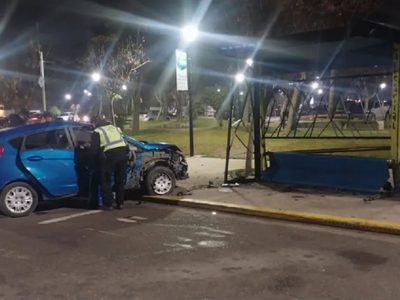 Un conductor alcoholizado chocó contra una garita de colectivos en pleno centro; hubo heridos