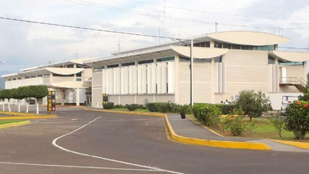 Aeropuerto Internacional General y Licenciado Ignacio López Rayón, en Uruapan, Michoacán