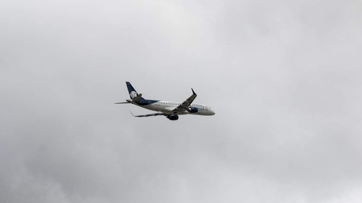 Un avión sobrevuela la ciudad de México