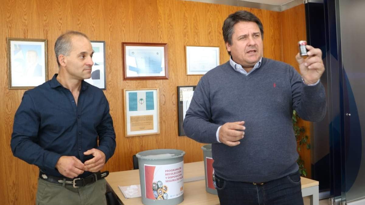 Francisco Baggio, subsecretario de Medio Ambiente y Protección Ciudadana, junto al intendente de Neuquén, Mariano Gaido. Fuente: (Facebook)
