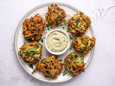 Buñuelos de cebolla o “Bhaji”, una receta originaria de India, fácil, sin gluten y que destaca por su textura crocante y sabor