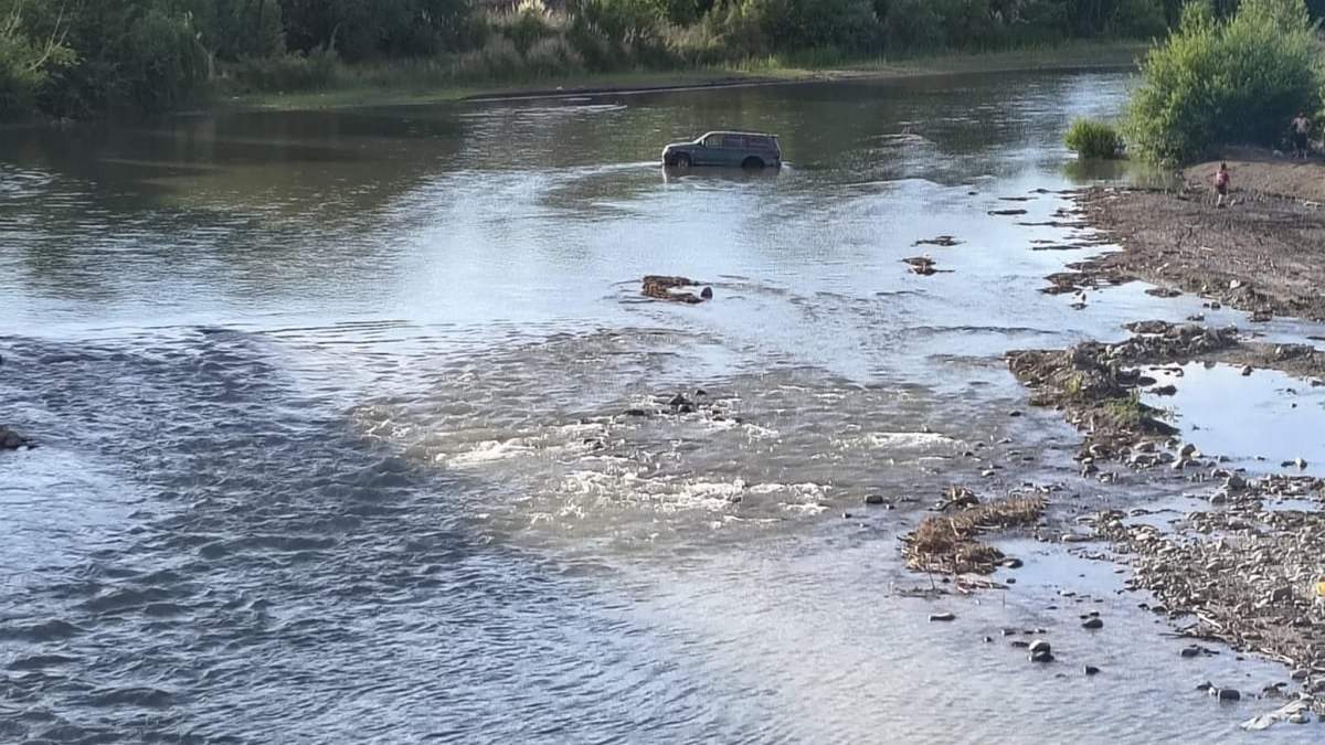 El mecánico intentó cruzar el río 60 metros aguas arriba del puente Bautista Campomori. Fuente (FM Patagonia)