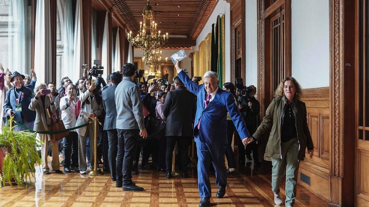 30 de septiembre. El presidente López Obrador y su esposa, Beatriz Gutiérrez, se despiden en Palacio Nacional