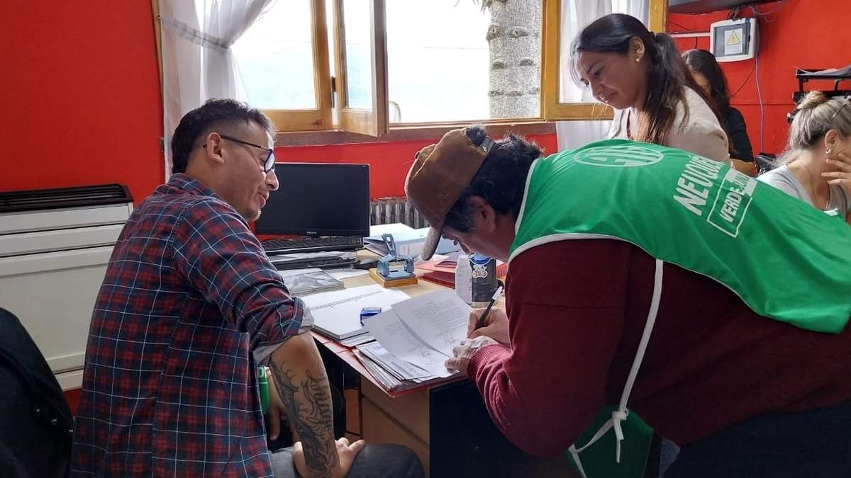 El secretario general de ATE en la firma del compromiso. Fuente: (Facebook)