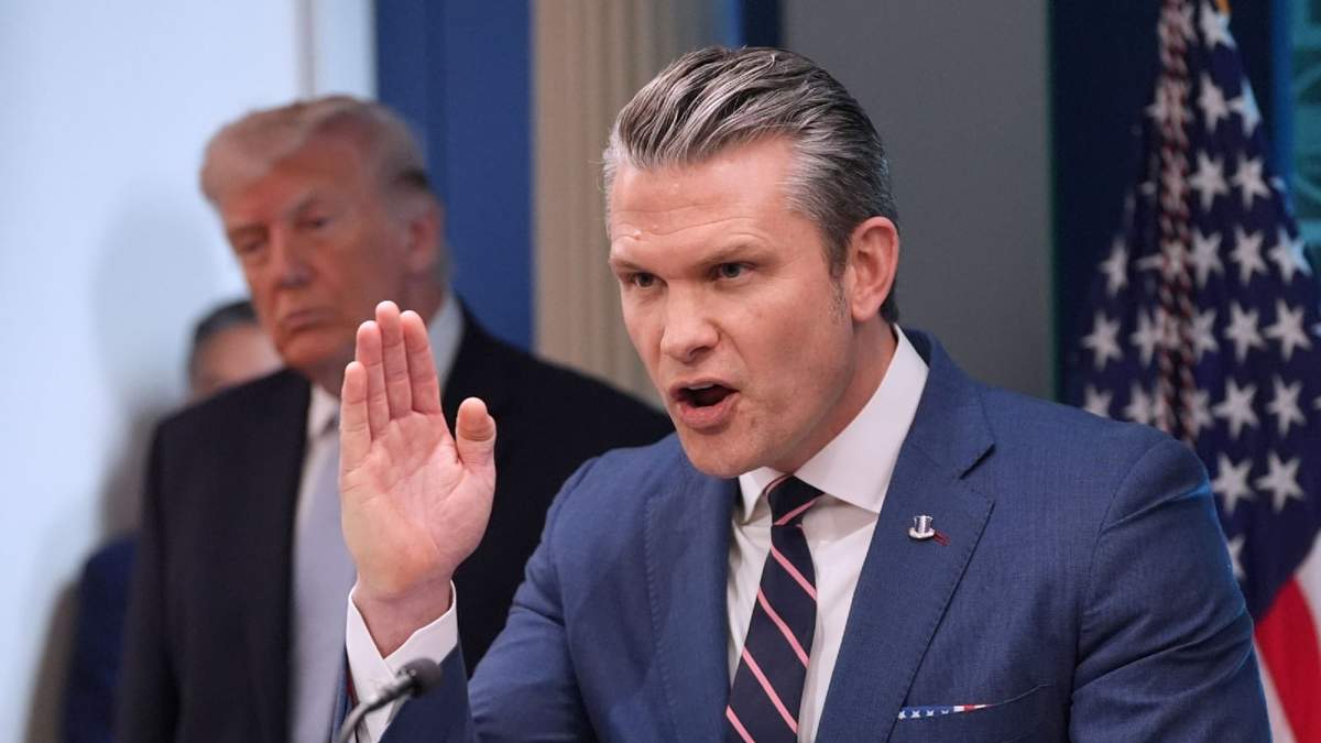 Donald Trump y Pete Hegseth