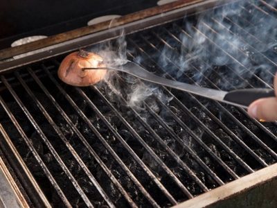 El truco de la cebolla para limpiar tu parrilla después del asado y dejarla impecable y como nueva