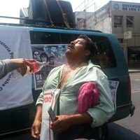 Con lesiones, cinco padres de normalistas tras ser gaseados por federales