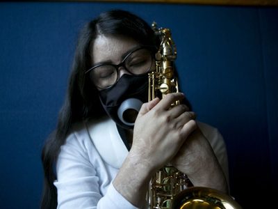 El saxofón, aliento para María Elena Ríos, la artista mexicana atacada con ácido
