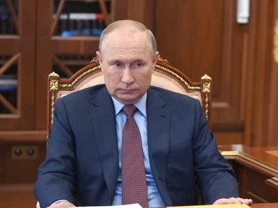 Enseñar a niños que pueden cambiar de género es "monstruoso": Putin