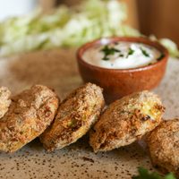 Con 3 huevos, 1 cebolla y 1 repollo: prepará estas croquetas exprés que te resolverán la cena