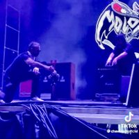 Molotov patea muñeco del Dr. Simi como si fuera balón de futbol americano (Video)