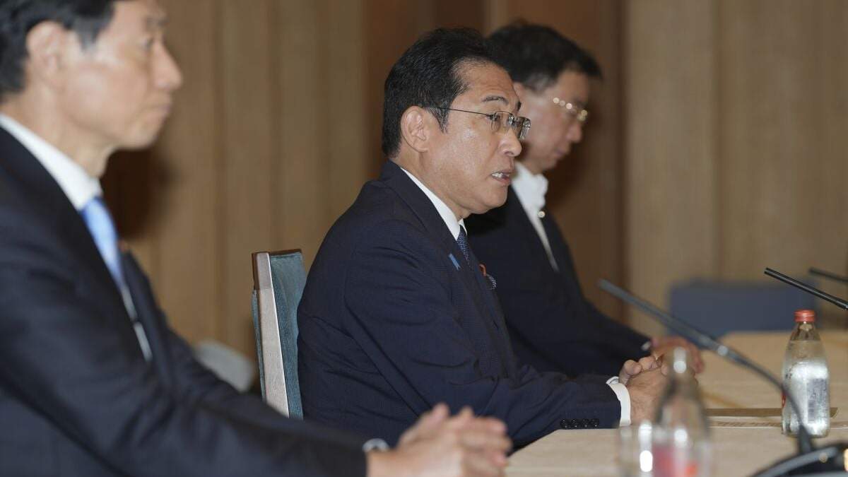 El primer ministro japonés Fumio Kishida (cent) en una reunión con el presidente de la Federación Nacional de Asociaciones Pesqueras, Masanobu Sakamoto (no en la foto).