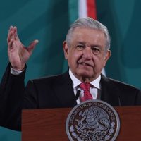 AMLO celebra "buena decisión de Santiago Nieto" de presentar su renuncia