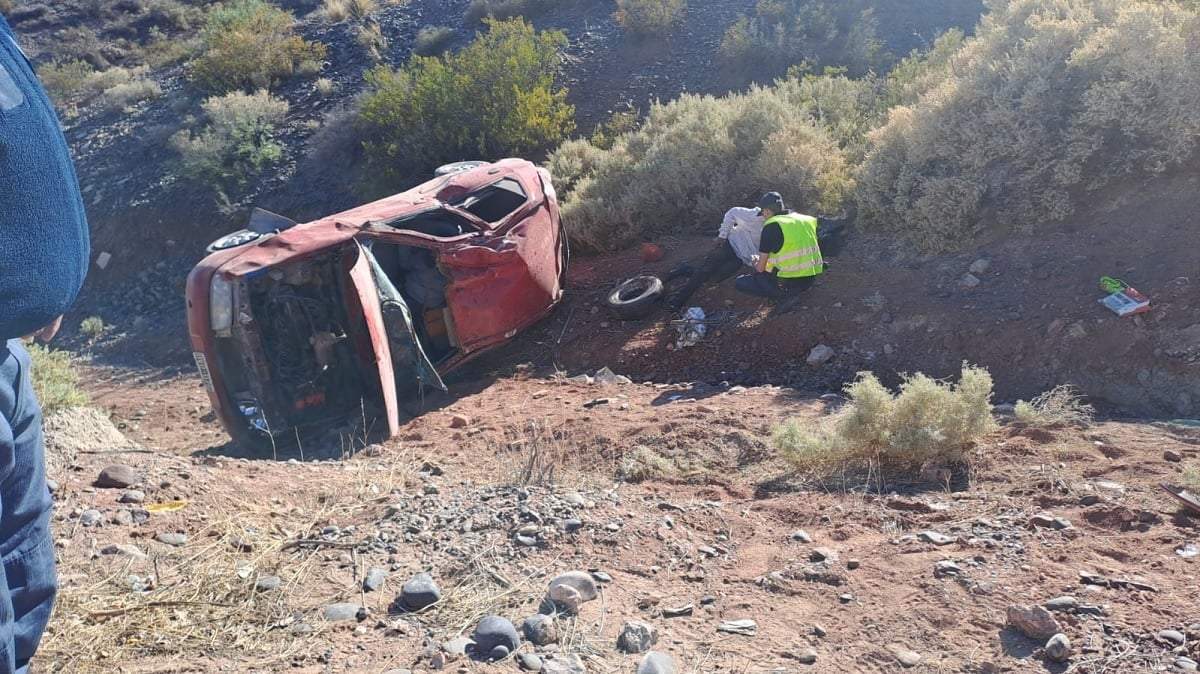 Un policía dialoga con el conductor del vehículo, cuyo nivel de alcoholemia arrojó 2,10. Fuente: (Policía de Neuquén)