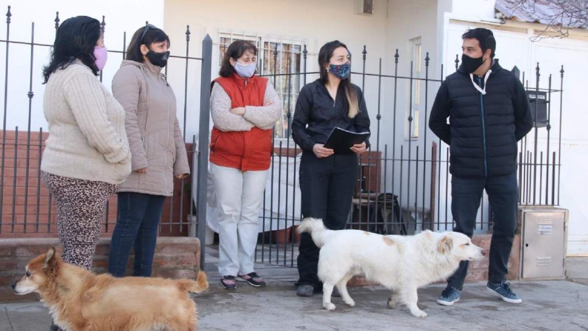 El intendente Carlos Koopmann recorrió el Barrio Chachil y dialogó con los vecinos. Fuente: (Twitter).