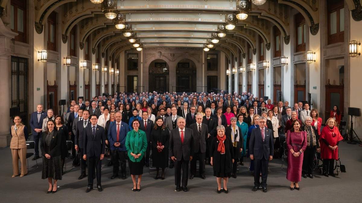 El presidente con los embajadores y cónsules