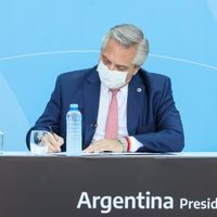 Alberto Fernández anunció el pago de $15.000 para la AUH y monotributistas