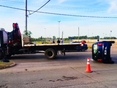 Accidente en la zona oeste de Neuquén: una mujer resultó herida luego de que su auto volcara por el impacto con un camión.