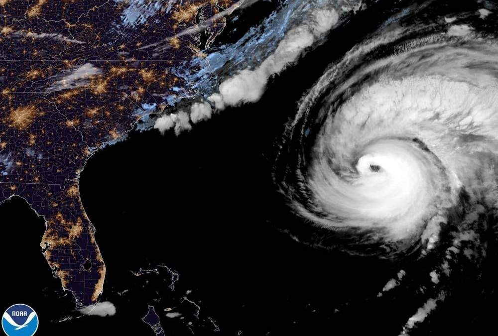 Vista satelital del huracán Fiona mientras avanza frente a la costa atlántica estadunidense, el 22 de septiembre de 2022
